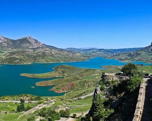 Uitzicht op Zahara de la Sierra vanuit gravelroute
